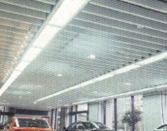 金屬障板天花板懸吊於汽車展示空間上方