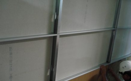 輕隔間鍍鋅立柱與橫向收邊料嵌板特寫